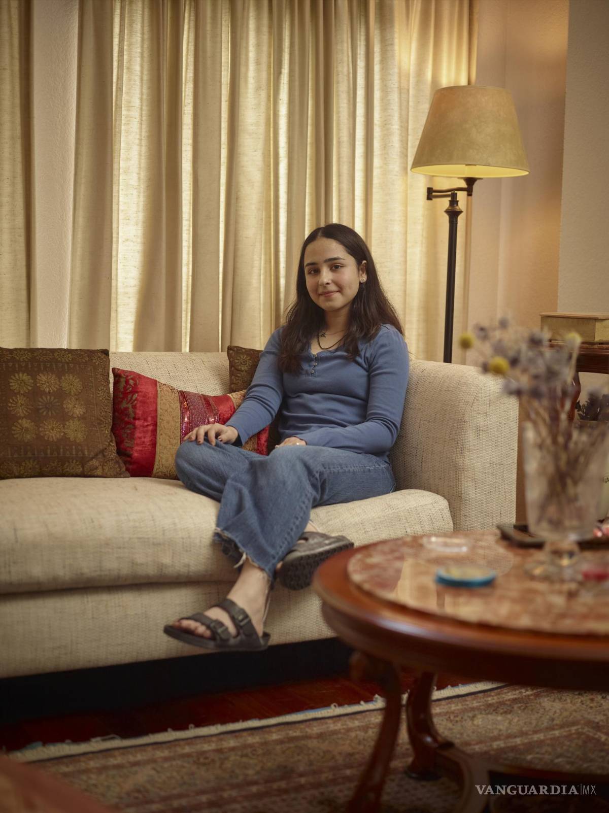 $!Niku Sedarat, quien fundó la organización de salud mental Unité en su escuela, en su casa en San José, California | Foto: The New York Times