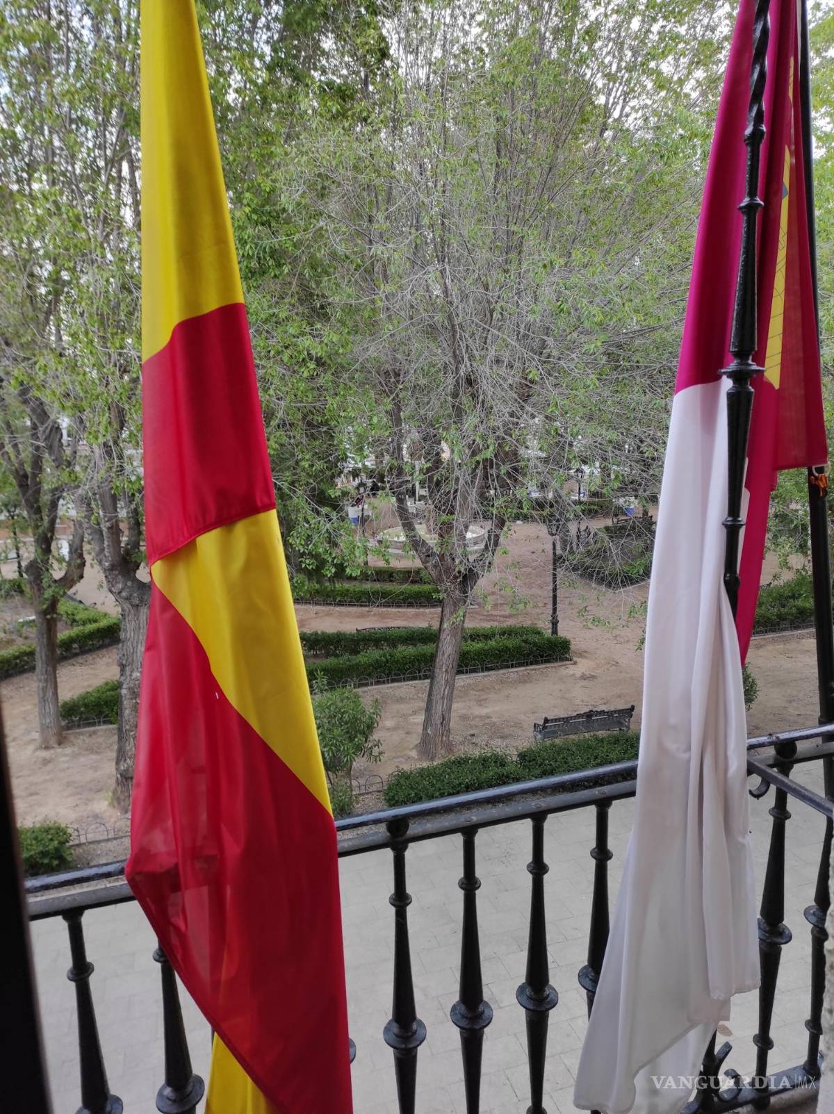 $!Vista a los jardines de la plaza de la Constitución, desde el balcón del Ayuntamiento de El Toboso. EFE/Amalia González Manjavacas