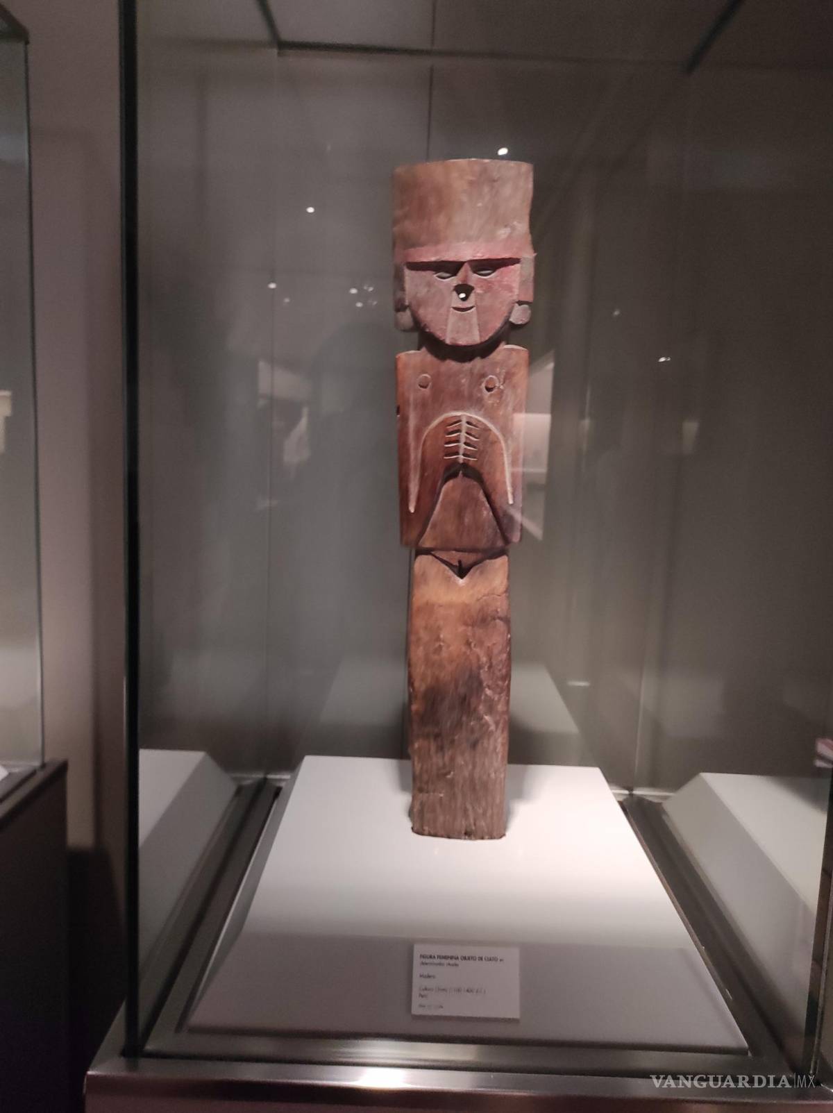 $!Vitrina con una figura funeraria con manos recogidas en actitud de ritual. Arte funerario del Museo de América de Madrid. EFE/Museo de América de Madrid