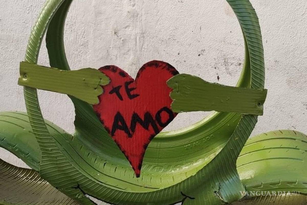 Saltillense elabora con llantas maceteros y hasta salas completas