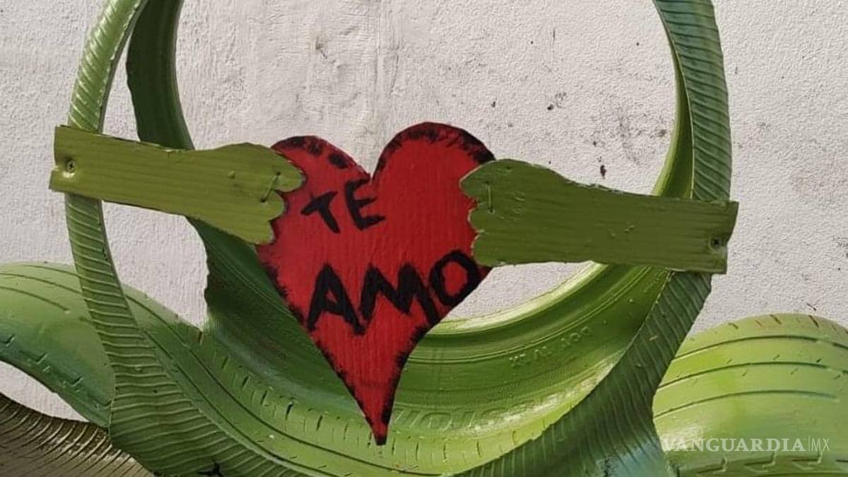 Saltillense elabora con llantas maceteros y hasta salas completas