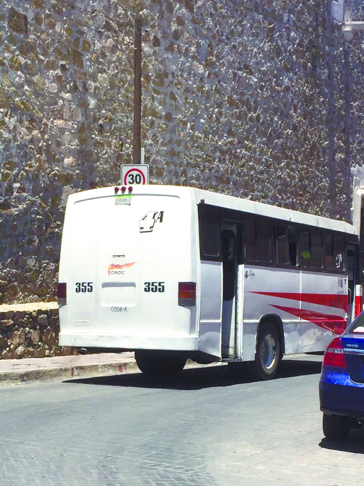 Sancionarán a chofer que chocó y abandonó combi