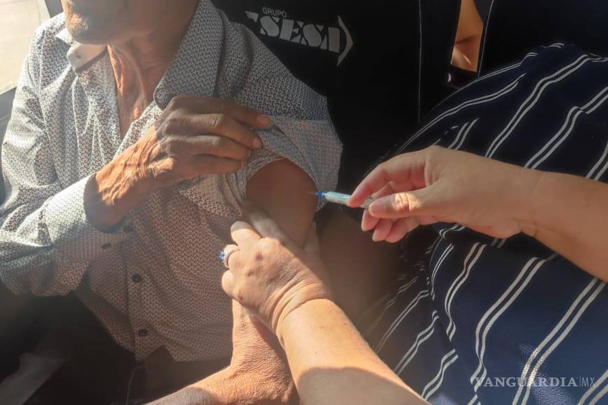 Salen camiones de Piedras Negras al lado americano para vacunación transfronteriza; aplican las primeras 720