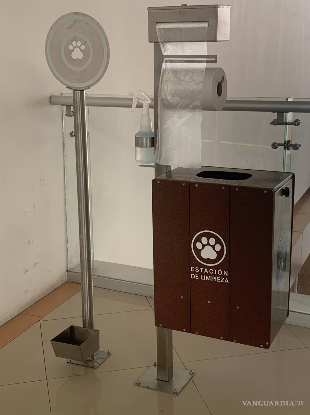 $!En la plaza comercial se cuenta con estaciones para bolsas, papel y líquido para limpiar.