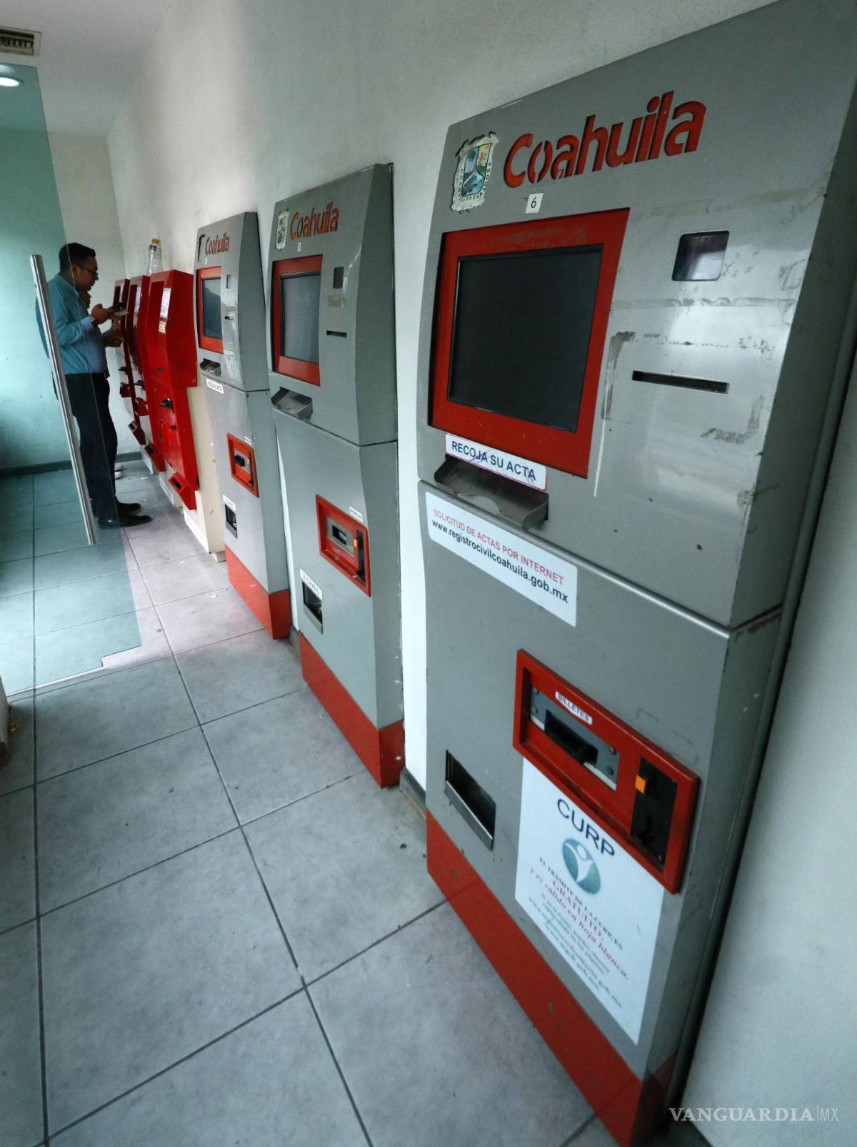 $!Tres cajeros del Registro Civil en las oficinas del sur de Saltillo están apagados desde hace meses, según usuarios. FOTO: HÉCTOR GARCÍA/VANGUARDIA