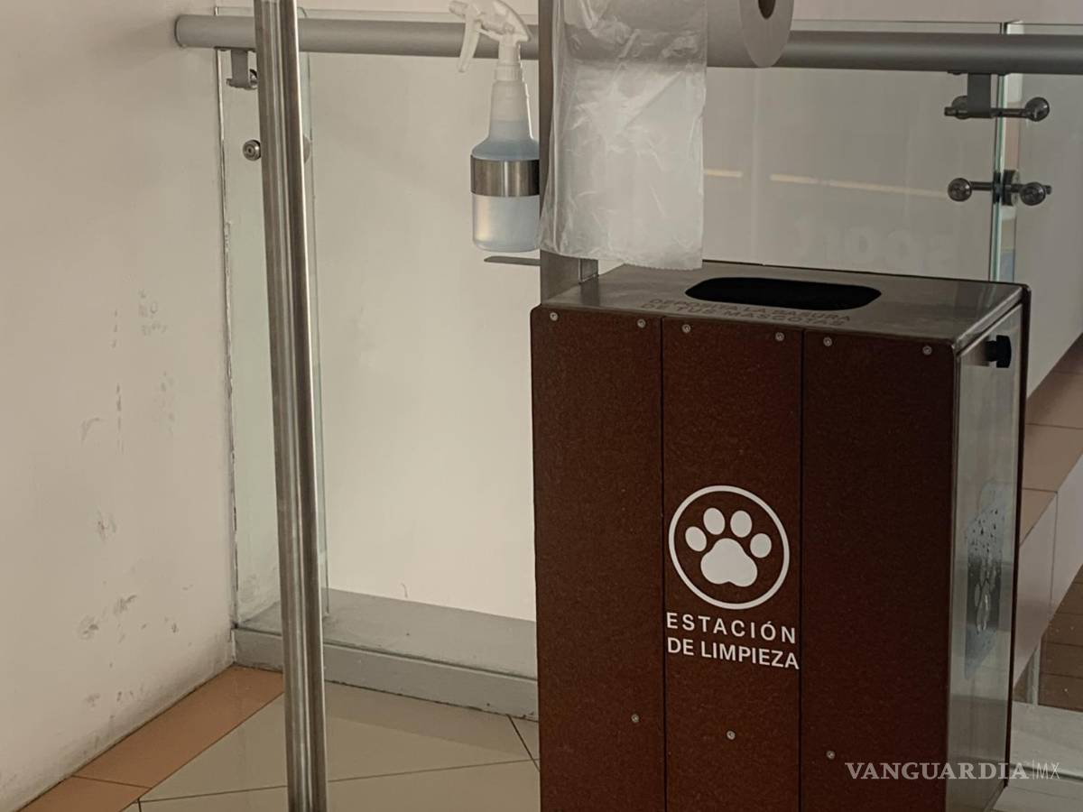 $!En la plaza comercial se cuenta con estaciones para bolsas, papel y líquido para limpiar.