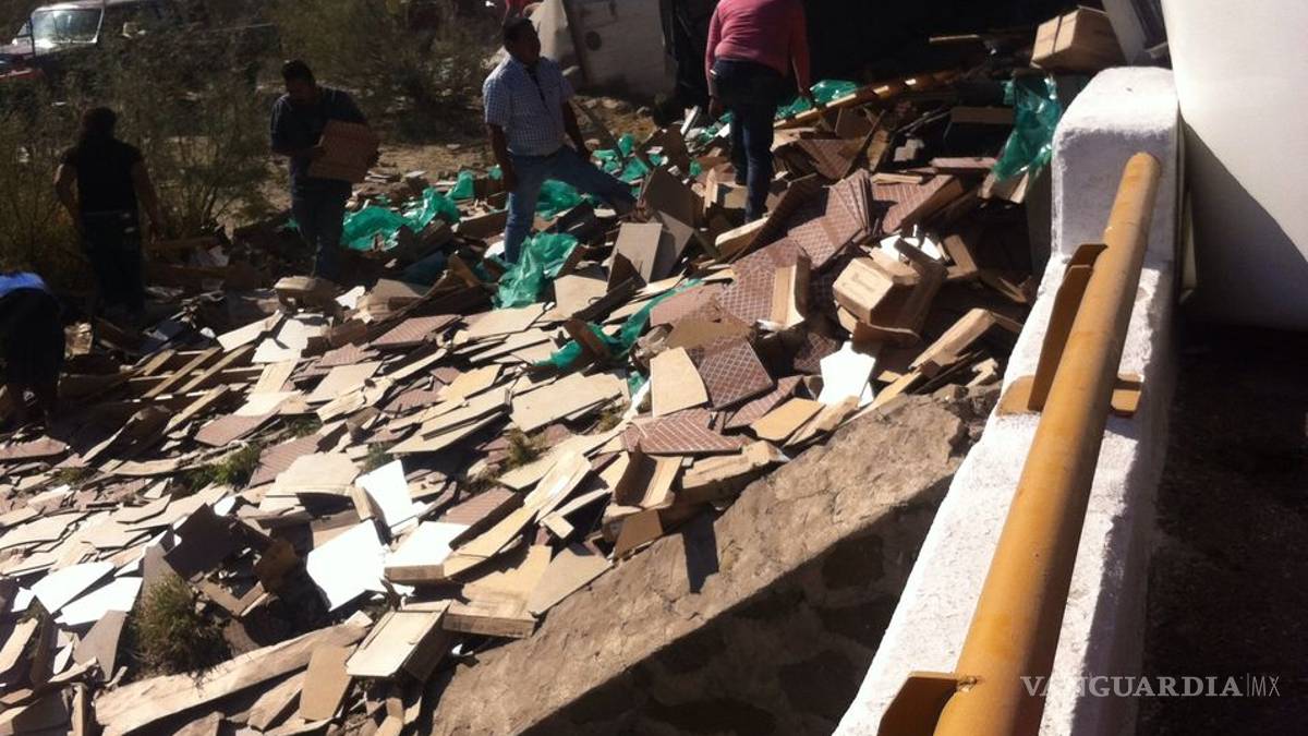 Trailero deja su carga regada luego de dormitar en carretera a Torreón