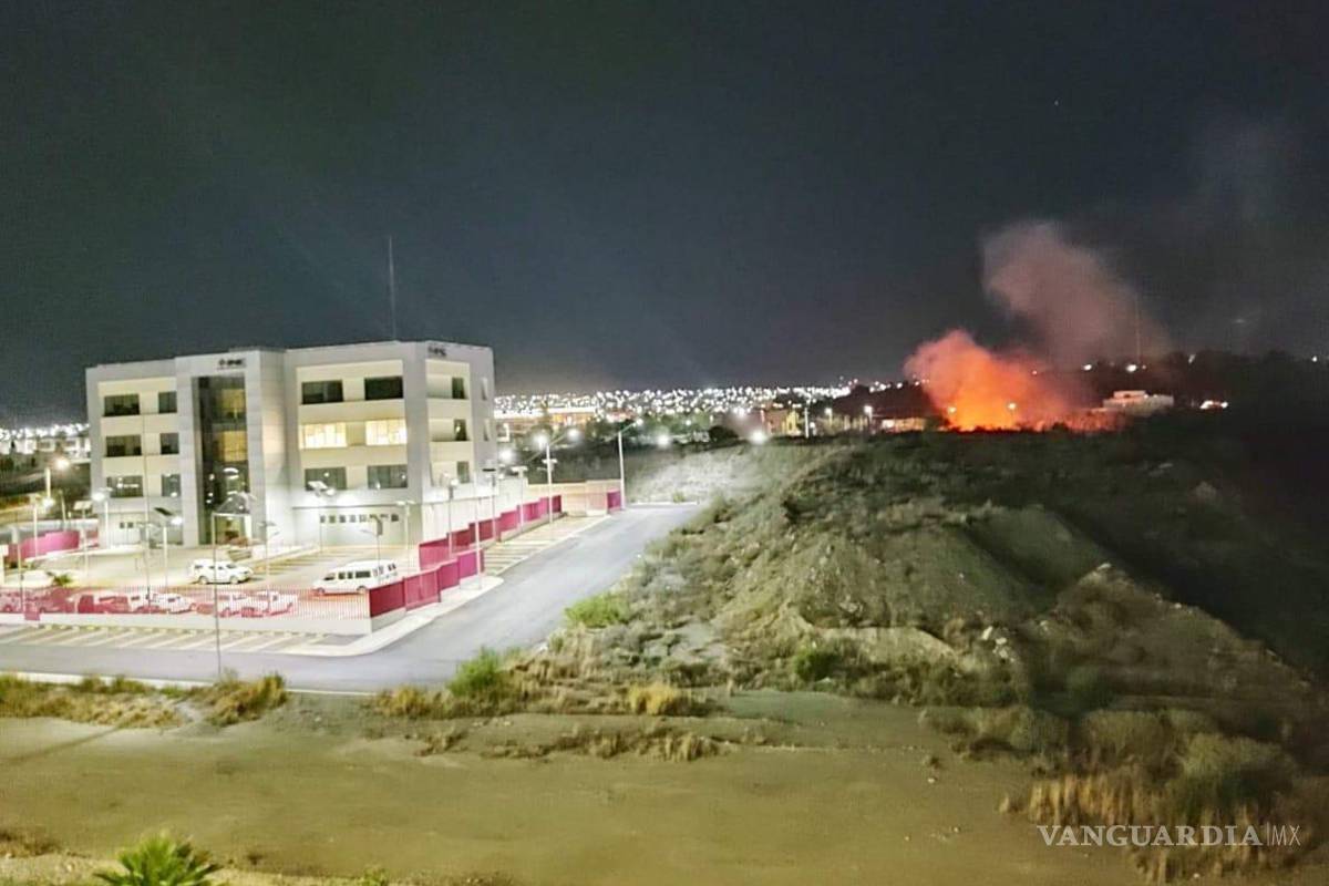 Hombre intenta quemar a migrantes en el exterior de la Casa del Migrante de Saltillo; les arroja botellas con gasolina