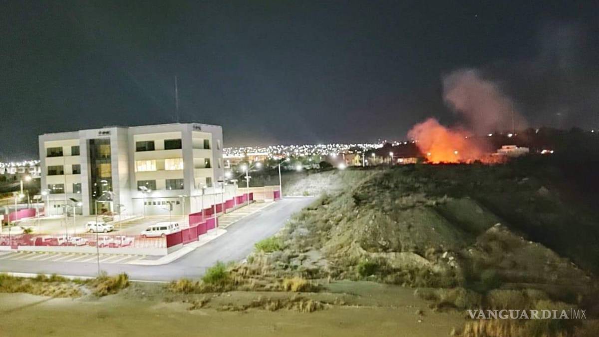 Hombre intenta quemar a migrantes en el exterior de la Casa del Migrante de Saltillo; les arroja botellas con gasolina