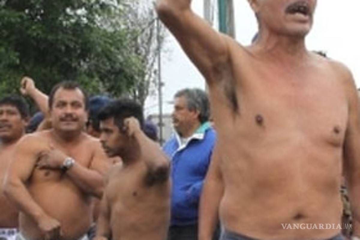 Protestan y se "encueran" los 400 Pueblos en Veracruz