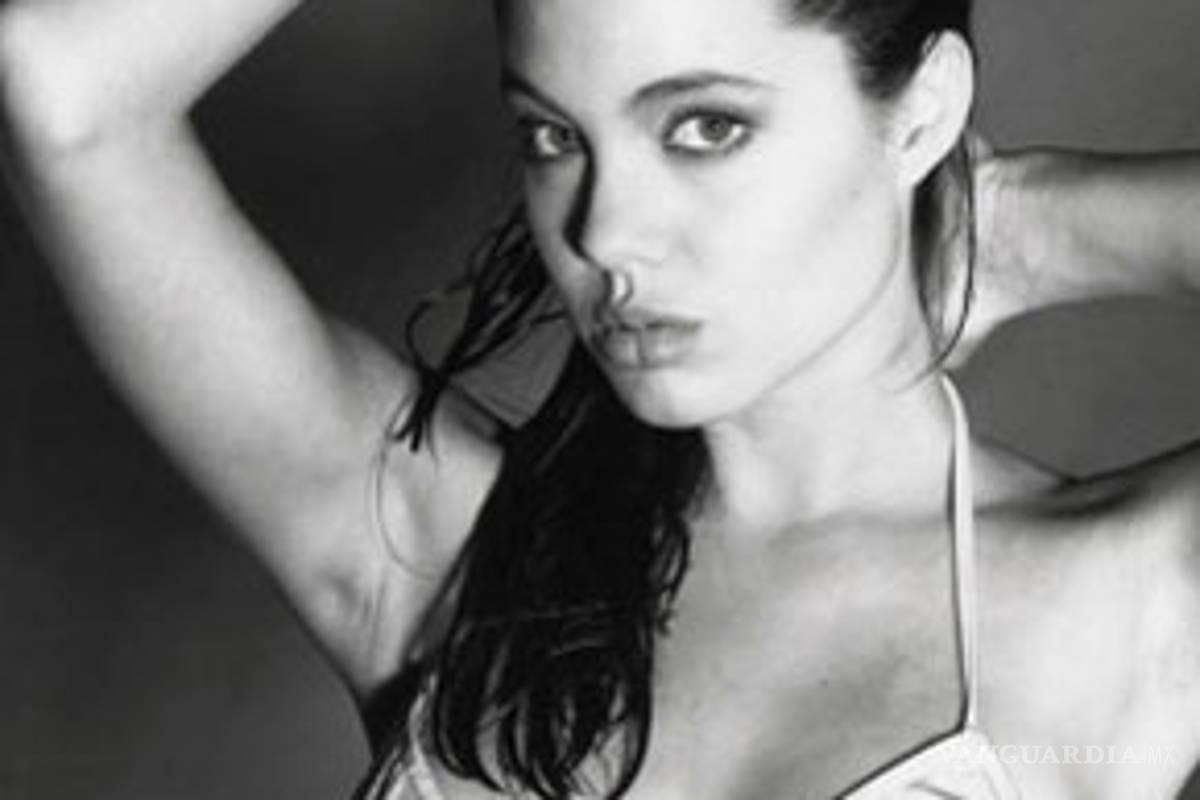 Angelina Jolie en sexy bikini a los 15 años
