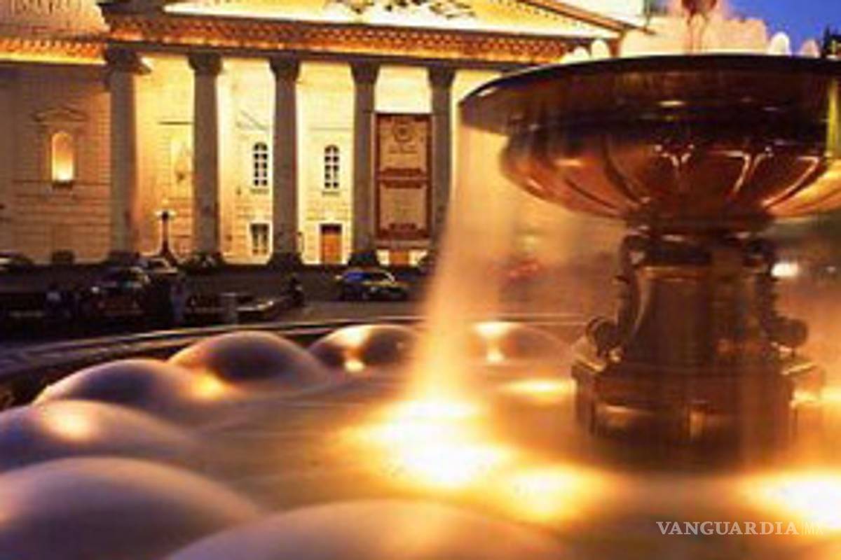 El teatro Bolshoi de Moscú vuelve a lucir su fachada