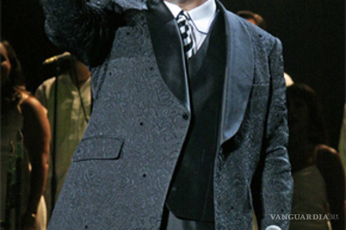 Se acerca Juan Gabriel al primer lugar en lista de éxitos musicales