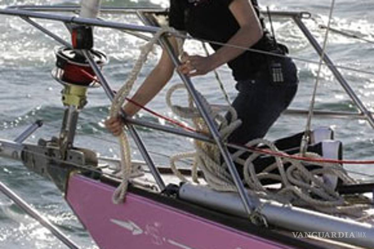 Australiana de 16 años completa en solitario la vuelta al mundo en velero