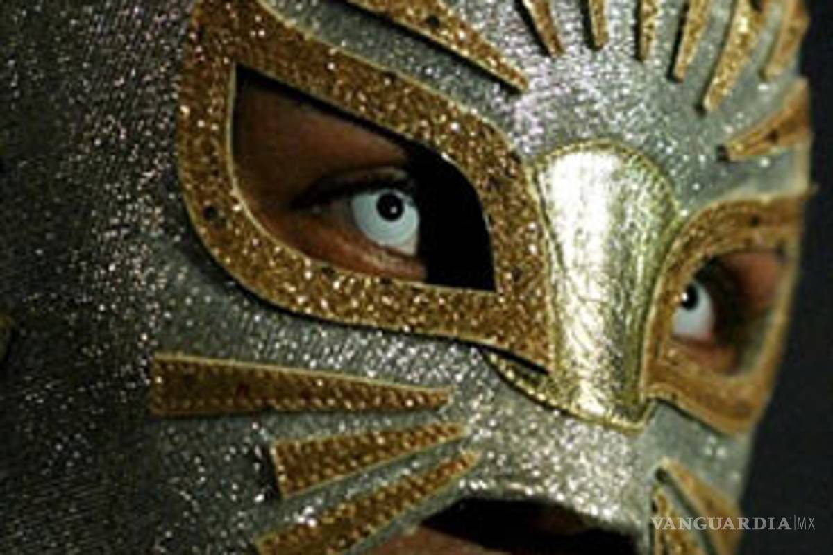 En duelo por máscaras Místico y Volador Jr