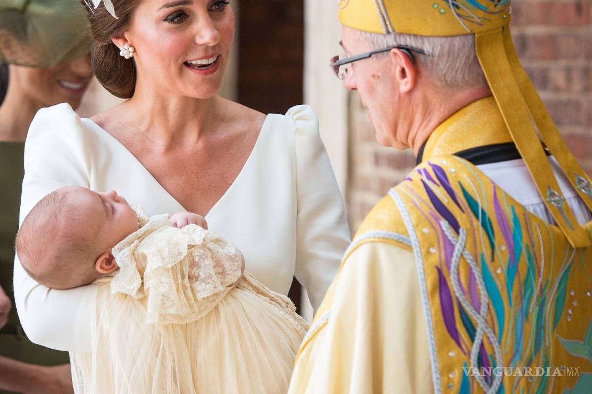 Bautizan al principe Luis sin la presencia de Isabel II