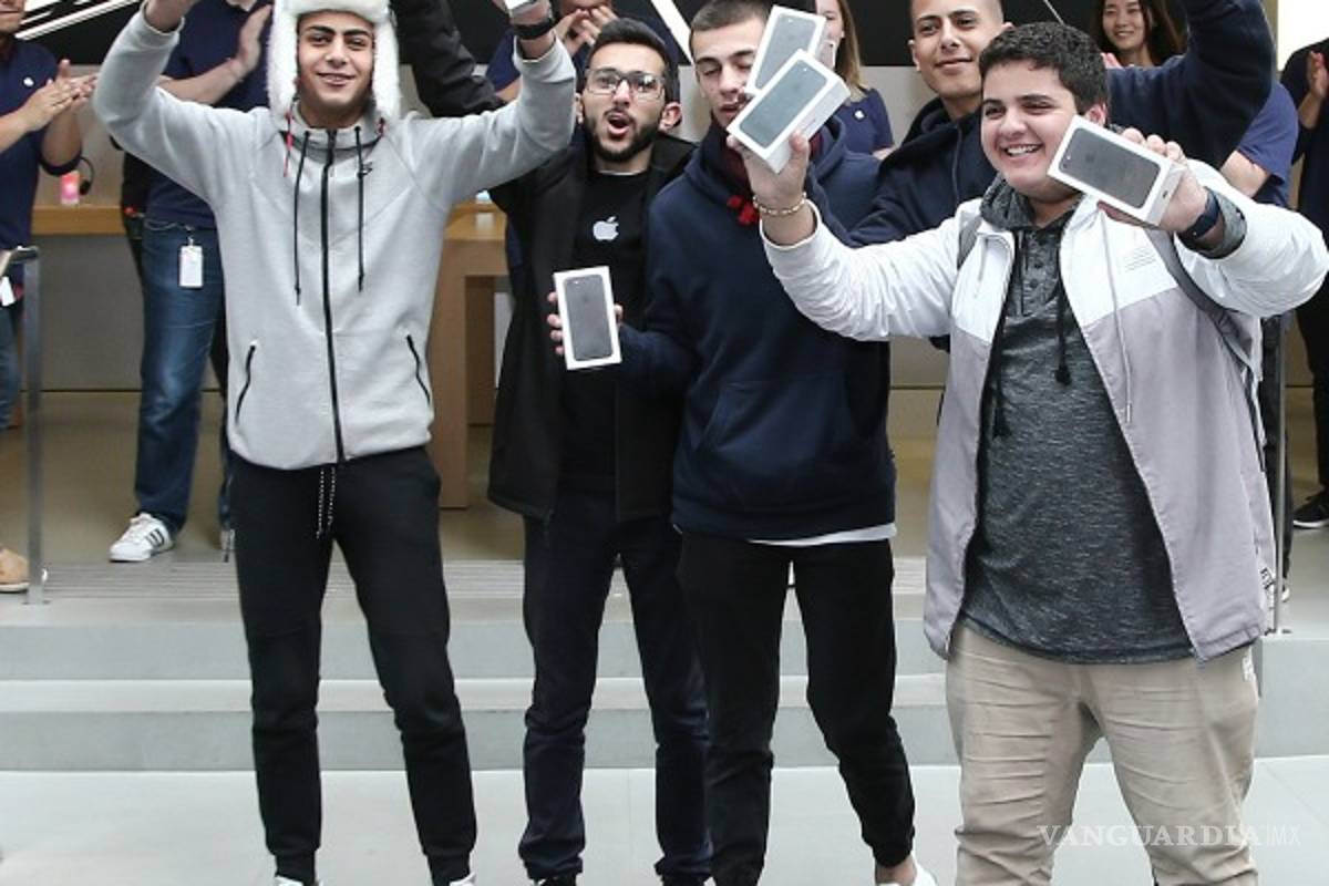Presumen ser los primeros en tener un iPhone 7 tras acampar varias horas