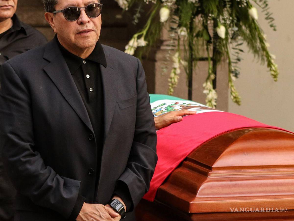 $!El senador Ricardo Monreal Ávila asiste a un homenaje póstumo a Juan Pérez Guardado, quien fuera su cuñado en Fresnillo, Zacatecas.