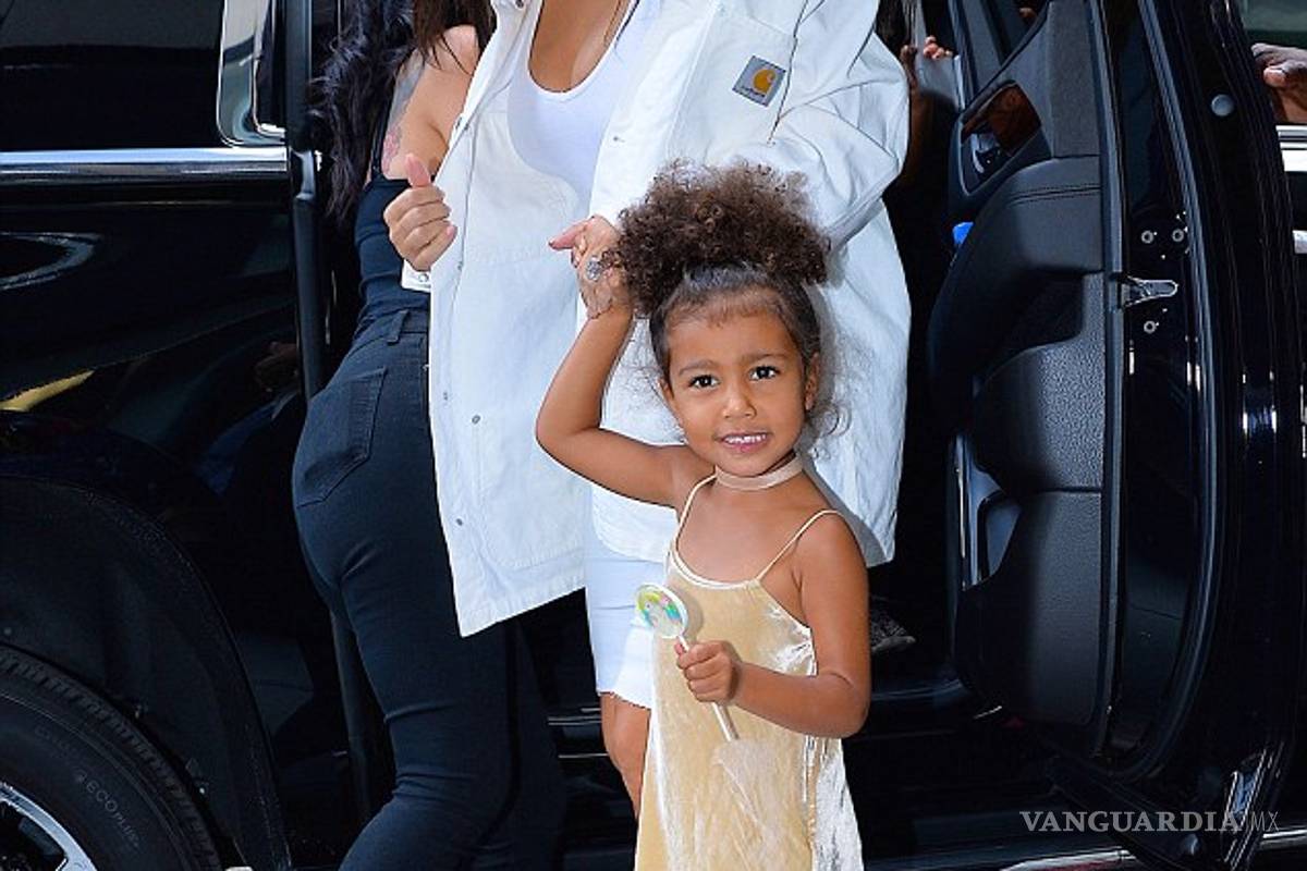 $!La dulce vida de North West: La pequeña usa un mini bolso Fendi de dos mil dólares