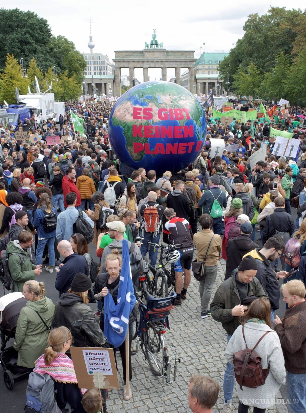 $!"Huelga Global Climática" convoca a miles de jóvenes en el mundo, mira éstas imágenes