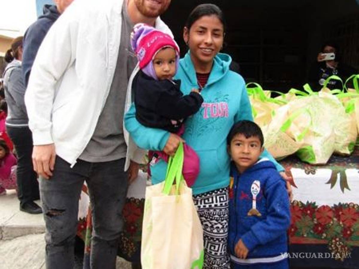 $!Vincent Janssen aprovecha tiempo libre para entregar despensas en Monterrey