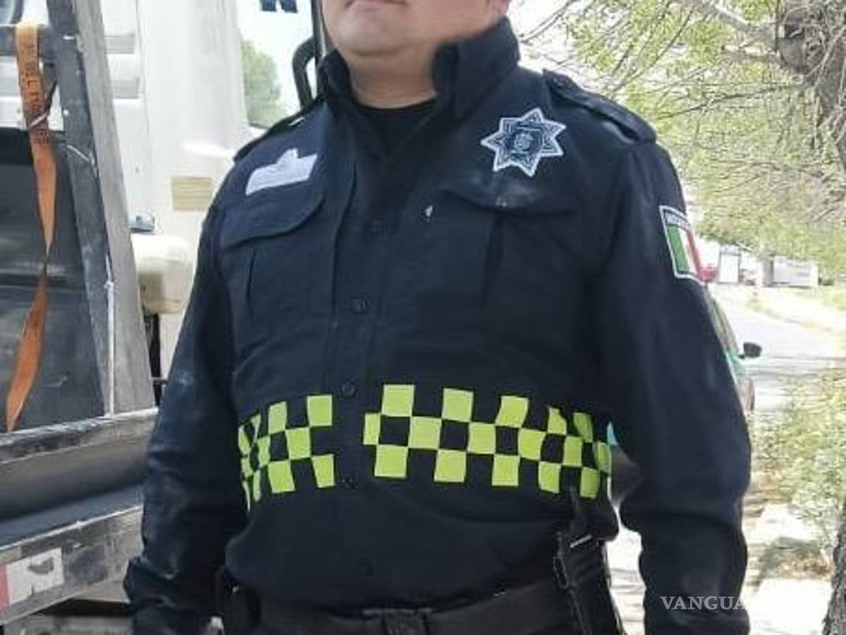 $!El oficial Isaac Venegas, de Auxilio Vial, participó en el rescate de la mujer, mostrando sensibilidad y profesionalismo al brindarle apoyo en un momento crítico.