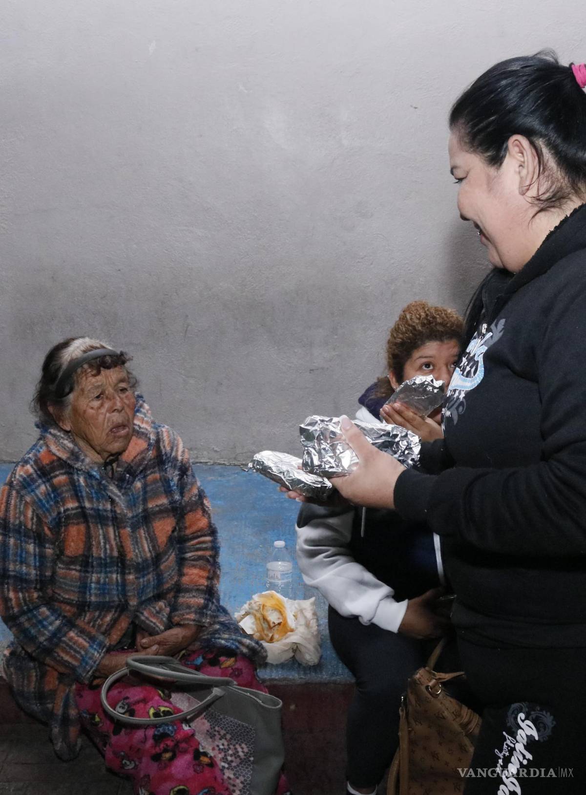$!Nancy Guadalupe Salas, emocionada por la aprobación de su visa, adelanta su compromiso de regalar taquitos, llevando consuelo a las familias en el hospital.