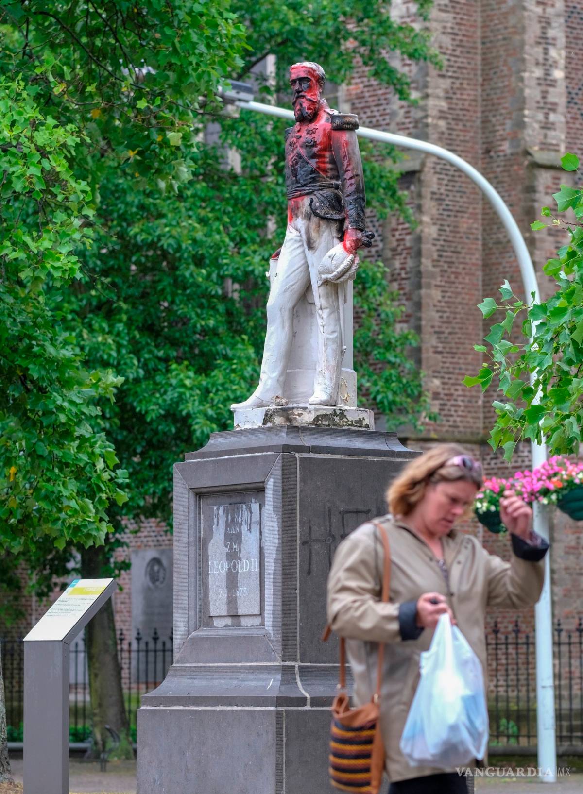 $!Monumentos y estatuas son víctimas de la ira y las protestas antirracistas en todo el mundo (fotos)