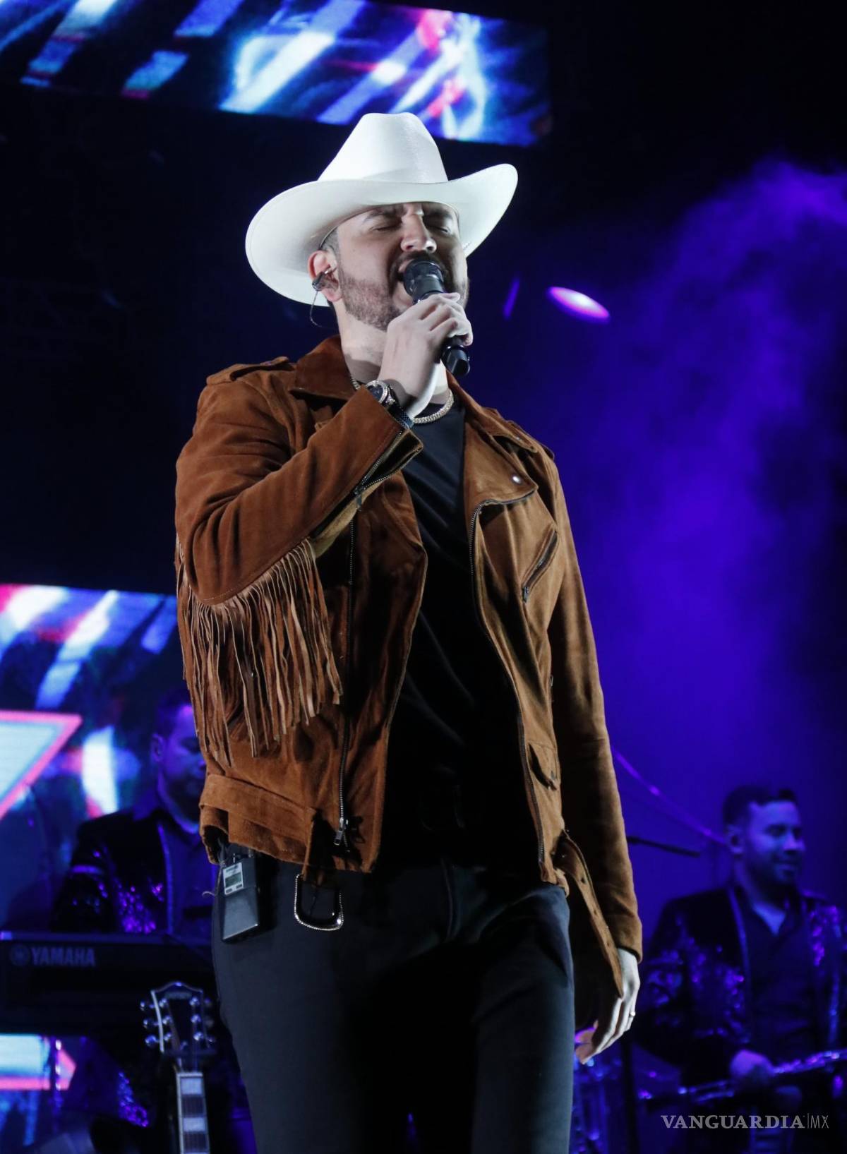 $!Las botellas de whisky, tequila y ron se terminaron con las últimas canciones Edén Muñoz.