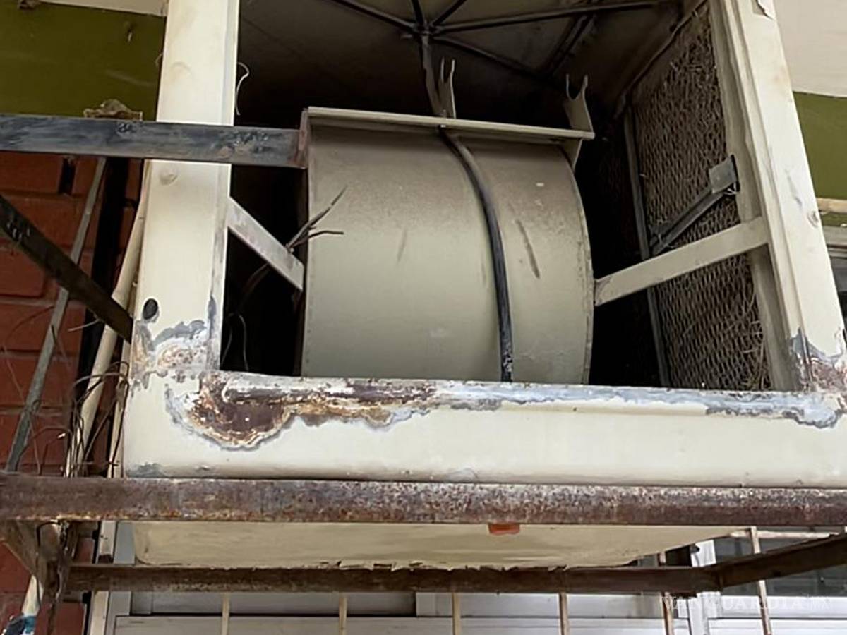 $!En la escuela Lázaro Cárdenas del Río se robaron la bomba de agua que estaba protegida por un candado y un cubo de cemento. La falta de agua dejó inutilizados los bebederos, además de complicar el uso de los baños. Los ladrones se robaron 12 motores de los aparatos de aire, lo que en el mercado valdrían aproximadamente mil 800 pesos cada uno.