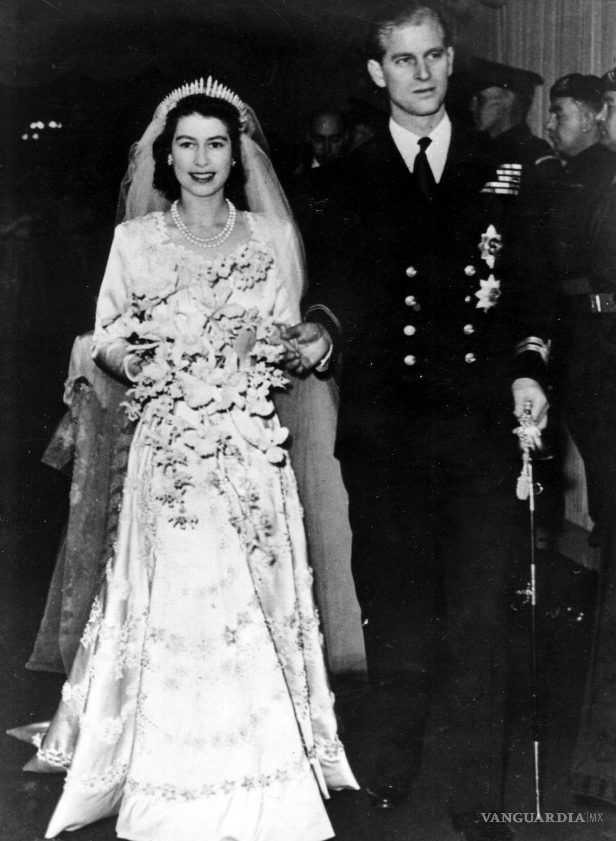 $!La princesa Isabel de Gran Bretaña sale de la Abadí­a de Westminster en Londres con su esposo, el duque de Edimburgo, tras su boda el 20 de noviembre de 1947.