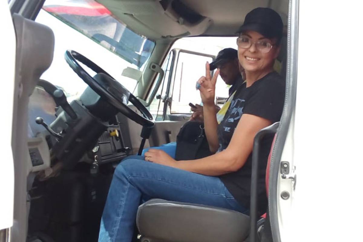 Por primera vez una mujer conduce camión recolector
