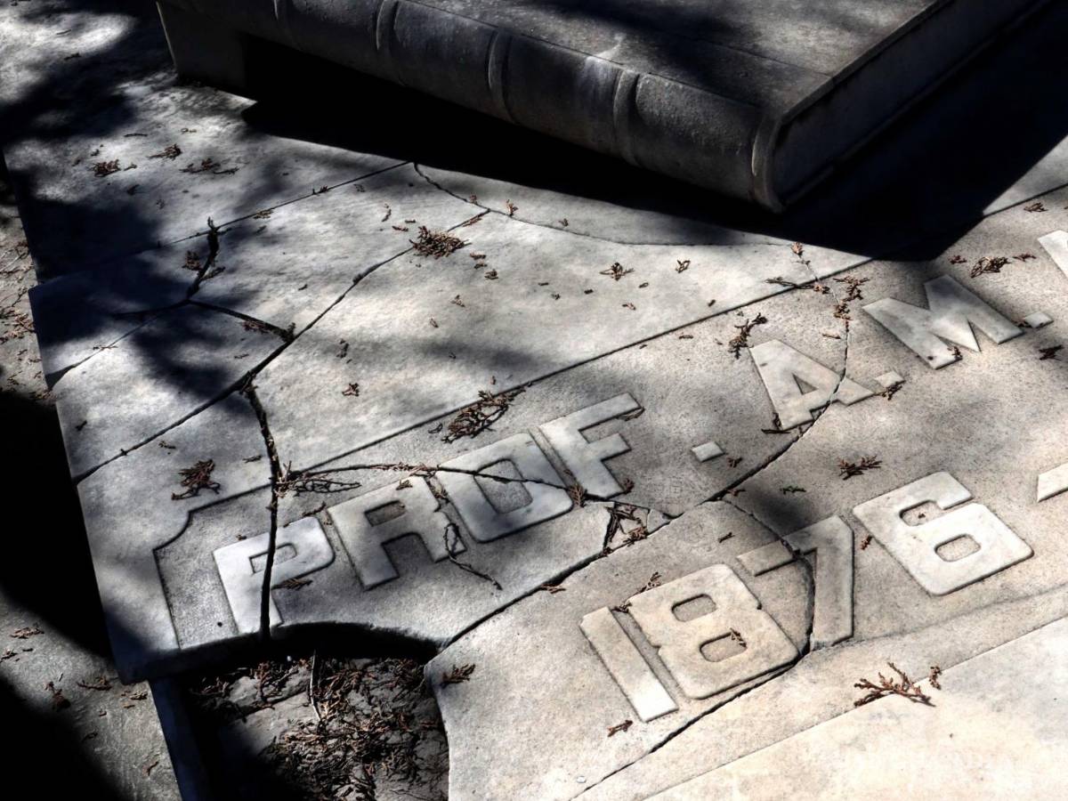 $!Tumba deteriorada de Brigada Jesús Carranza Garza, el Teniente Abelardo Carranza y el Capitán Primero Ignacio Peraldi Carranza.