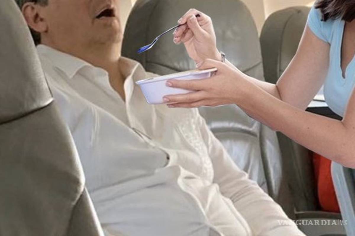 Supuesta foto de Marcelo Ebrard dormido en un avión desata ola de memes