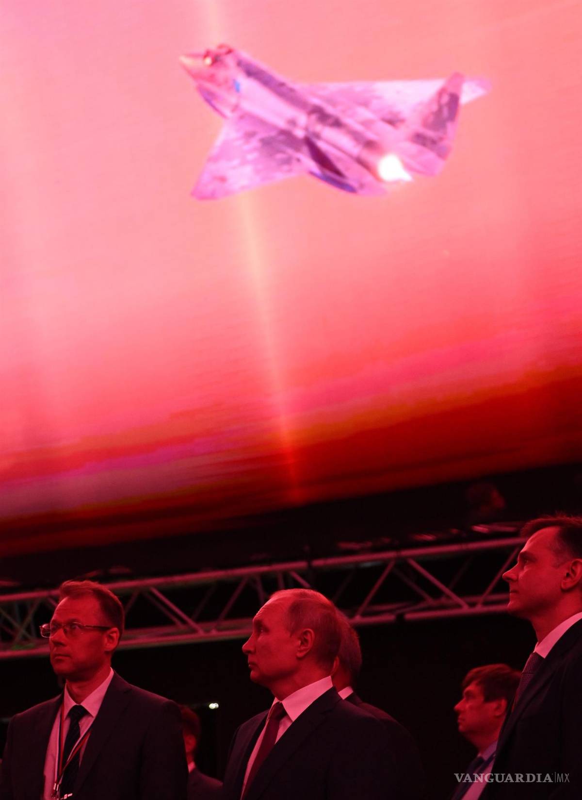 $!Presentan a Putin el nuevo caza ligero furtivo LTS "Checkmate"