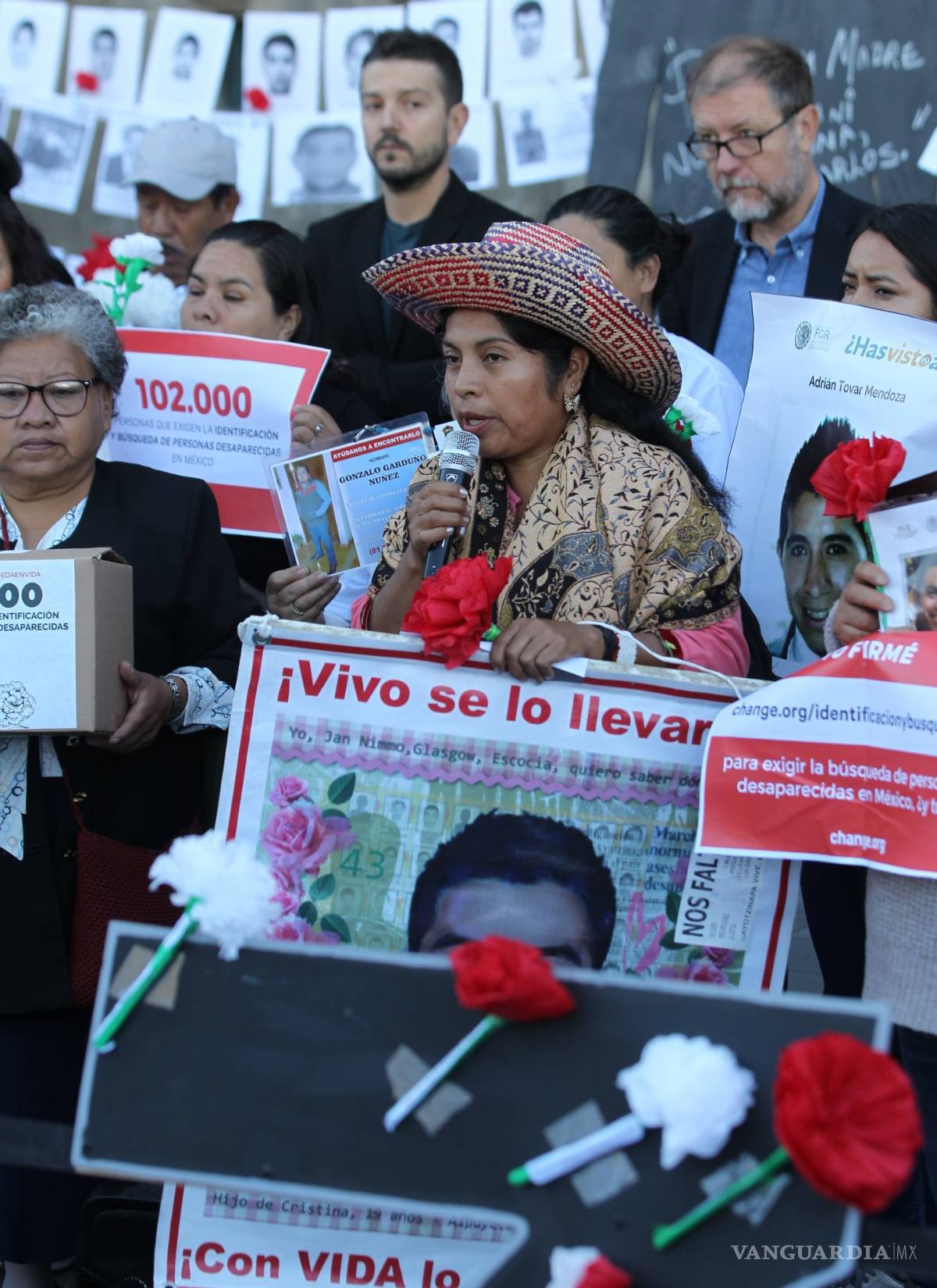 $!Protestan por sus desparecidos frente al Palacio Nacional (fotogalería)