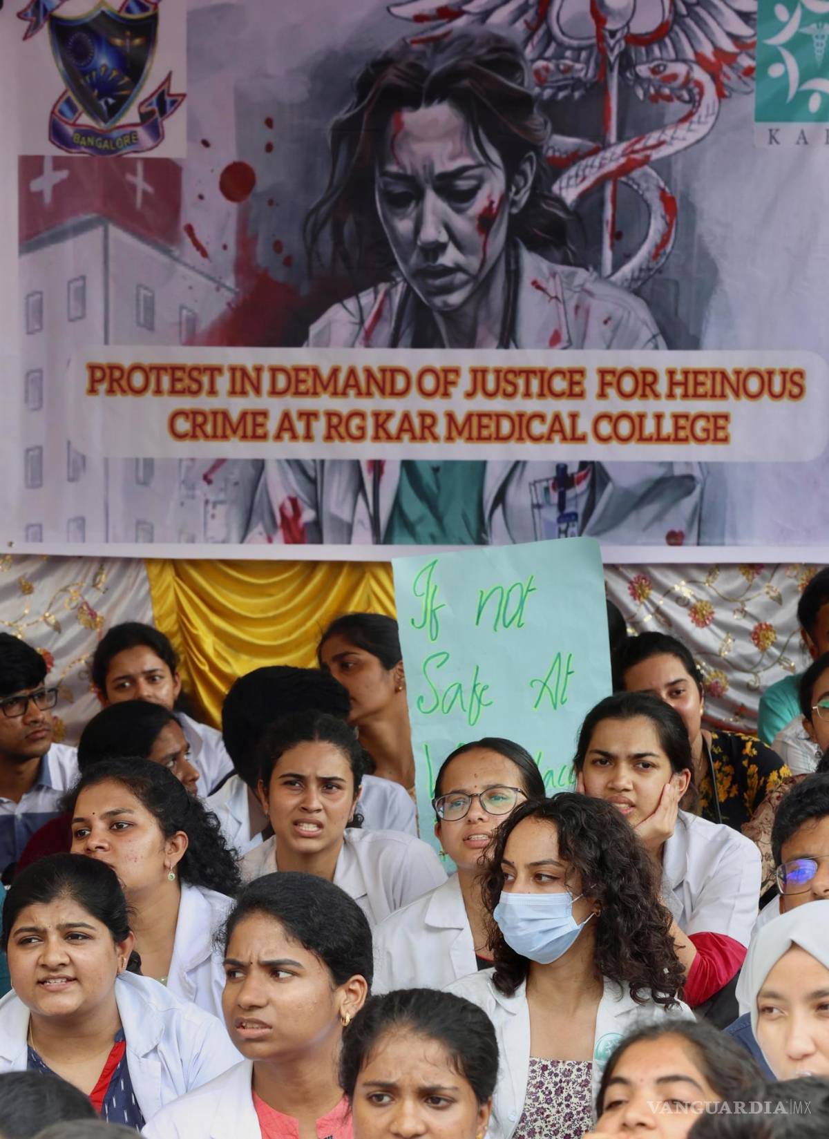 $!Médicos y profesionales médicos protestan en la facultad de medicina RG Kar en Calcuta, celebrada en el hospital Victoria en Bangalore, India.