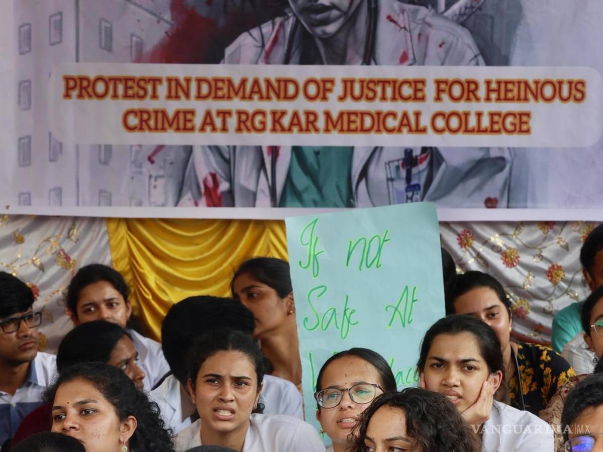 $!Médicos y profesionales médicos protestan en la facultad de medicina RG Kar en Calcuta, celebrada en el hospital Victoria en Bangalore, India.