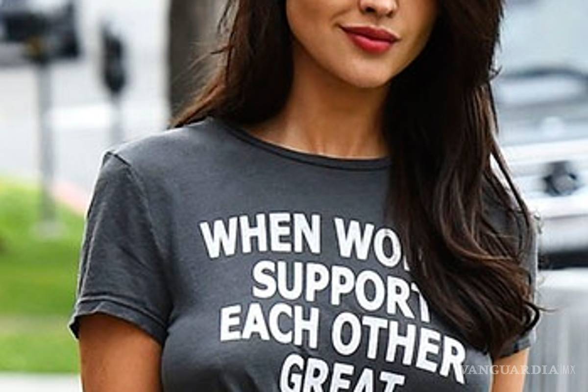 Eiza González pasea con camiseta, pero sin brasier por Los Ángeles
