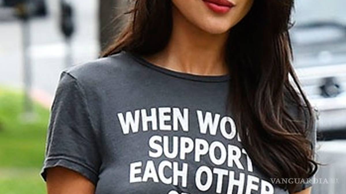 Eiza González pasea con camiseta, pero sin brasier por Los Ángeles