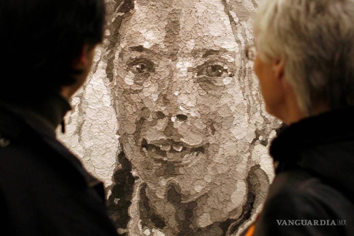 $!Uno de los retratos realizados por el artista Chuck Close, que forma parte de la muestra Chuck Close. Pinturas 1968-2006. EFE/José Huesca