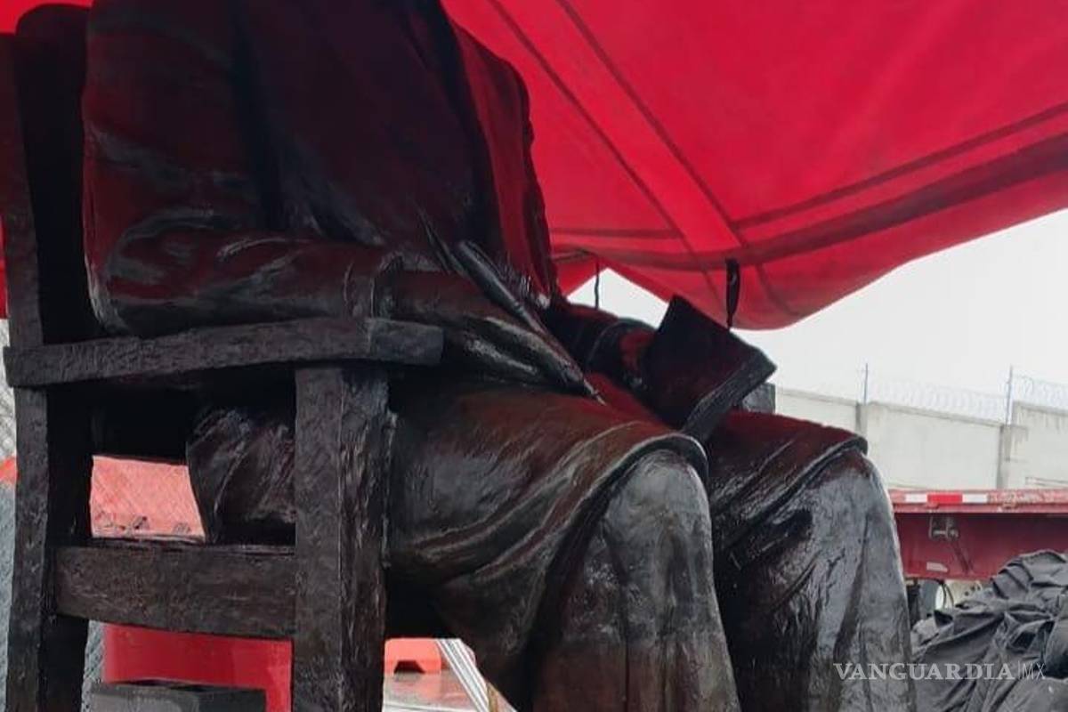 $!La escultura de Vito Alessio Robles fue sometida a un proceso de limpieza, conservación y aplicación de pátina protectora.