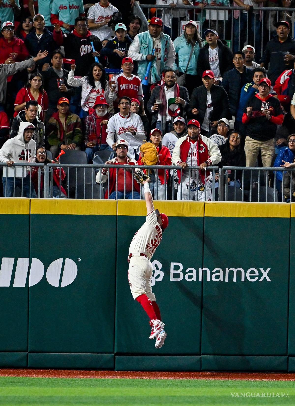 $!La afición escarlata llenó el Estadio Alfredo Harp Helú y celebró el primer triunfo de su equipo en la final de la Liga Mexicana de Béisbol.