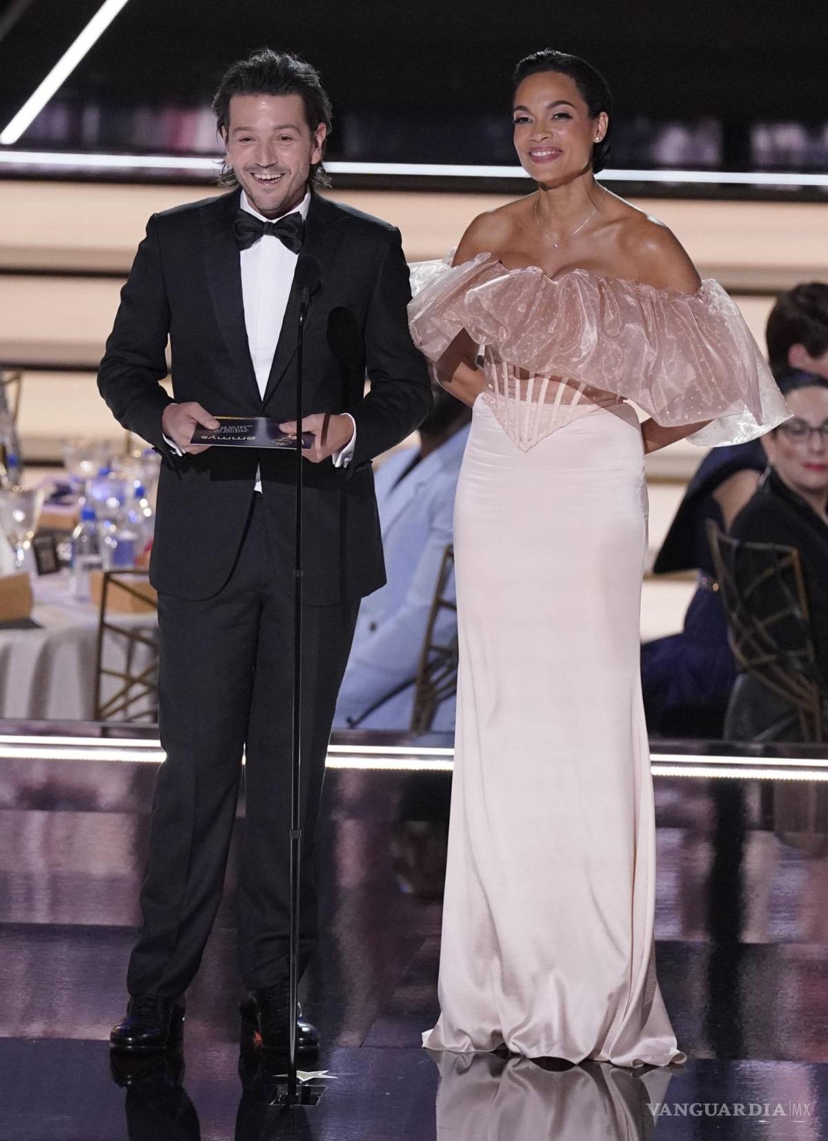 $!Diego Luna Y Rosario Dawson presentaron un premio y representaron el talento latino en la ceremonia.