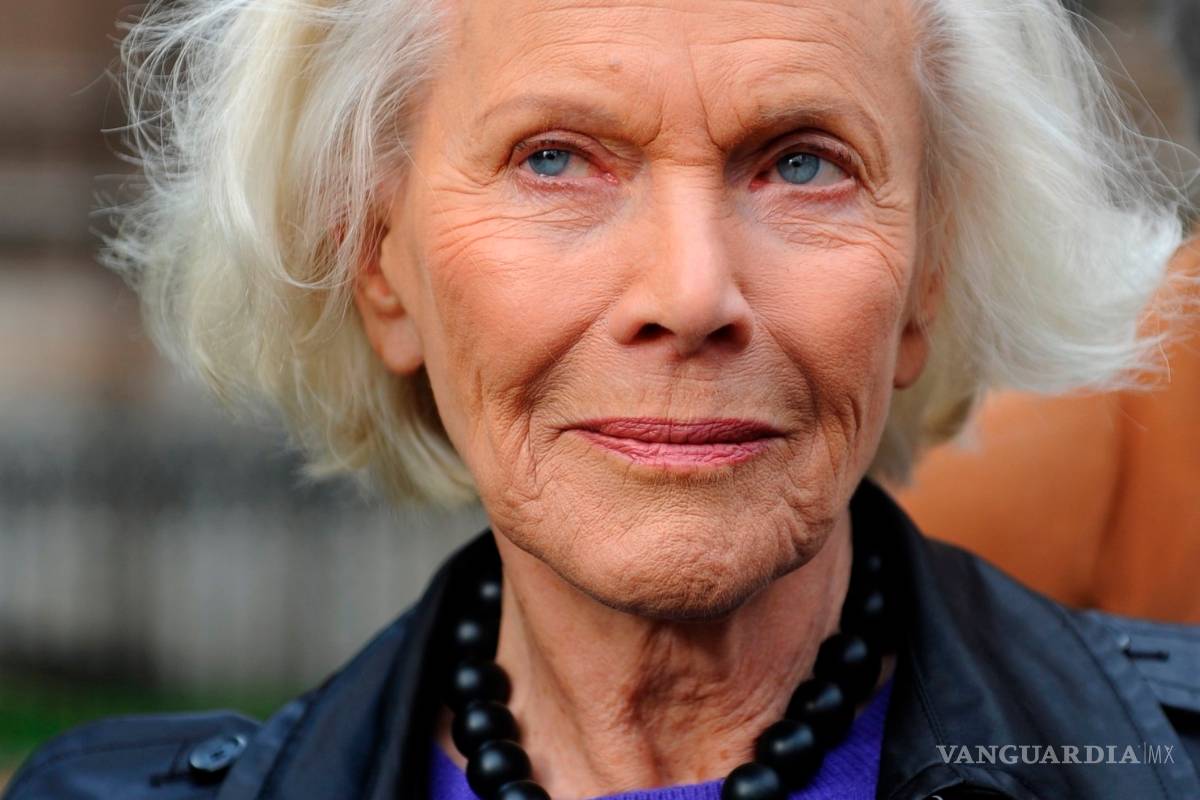 Fallece la actriz Honor Blackman, &quot;chica Bond&quot; y estrella de “Los Vengadores” a los 94 años