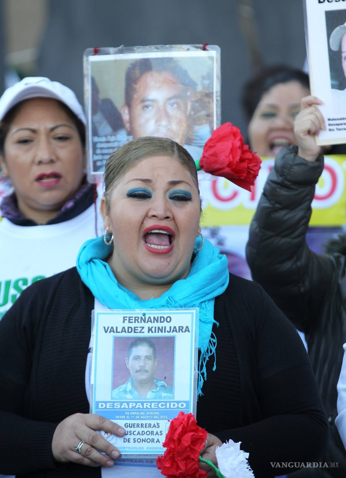 $!Protestan por sus desparecidos frente al Palacio Nacional (fotogalería)