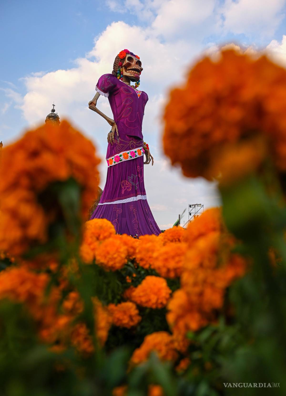 $!Así luce la Catrina monumental de 33 metros en el Zócalo de CDMX que obtuvo el Récord Guinness