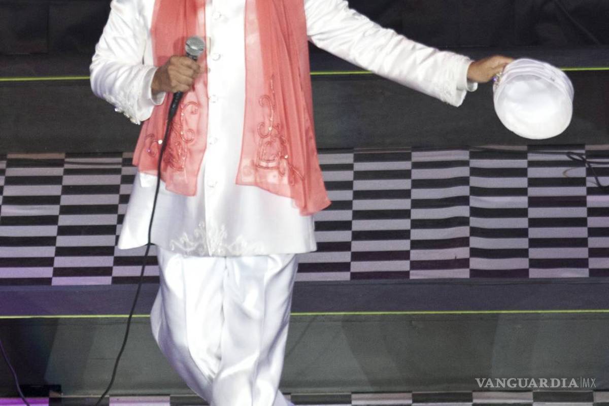 Juan Gabriel será galardonado con el Premio Estrella de los Billboard Latinos