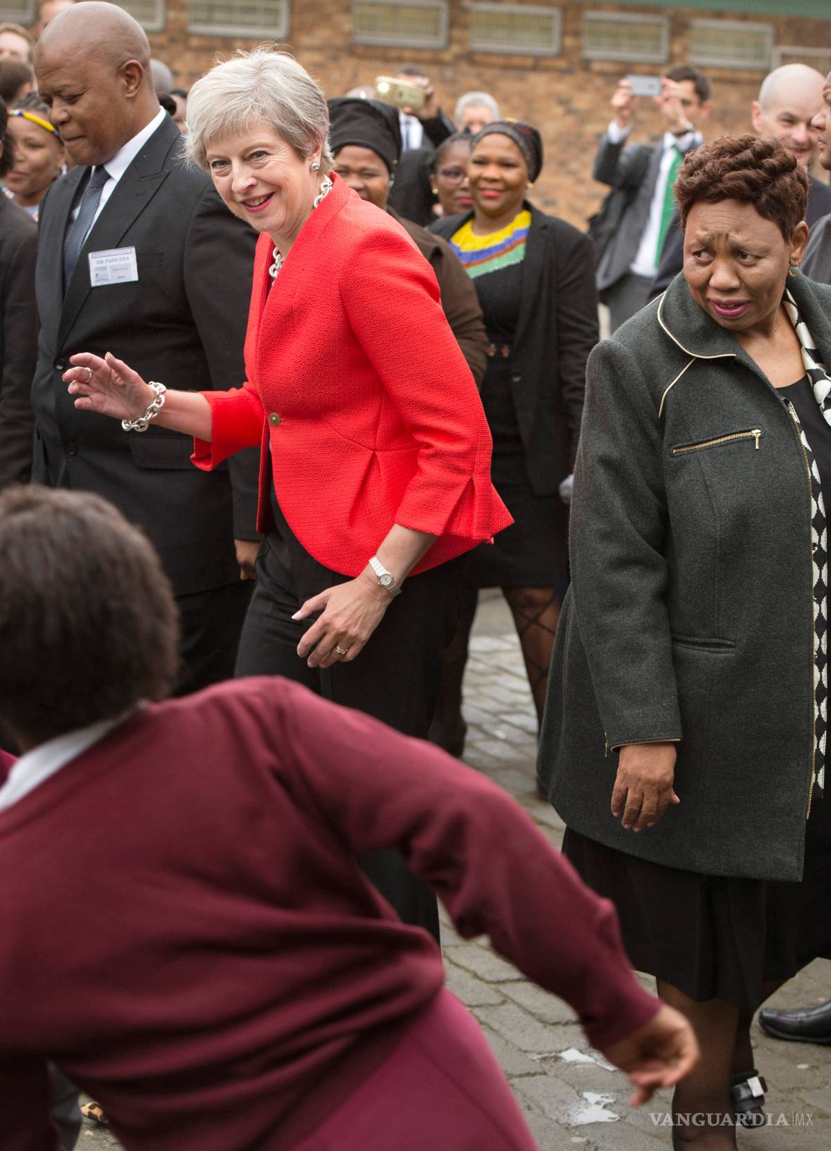$!“Maybot", burlas por baile de la premier británica Theresa May en Sudáfrica
