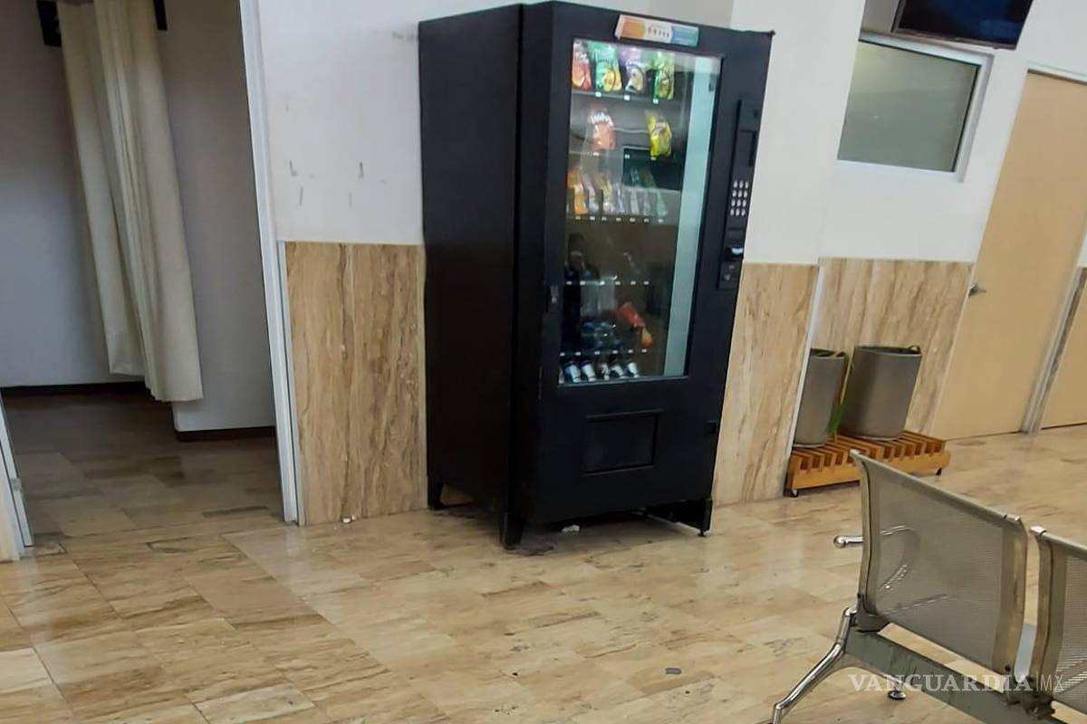 $!En la Clínica 91 de la ciudad se tienen instaladas máquinas expendedoras de comida chatarra.